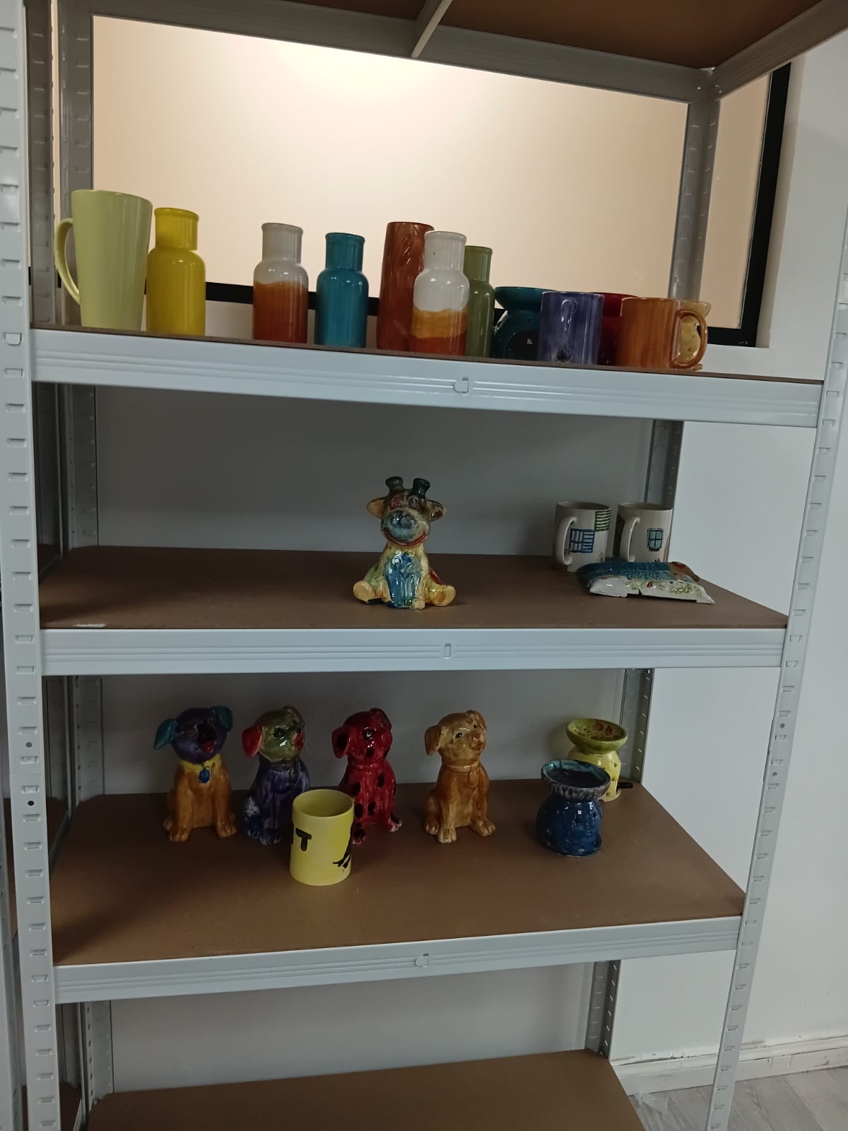 פסלוני ג׳ירפות צבעוניים ואגרטל מזוגג