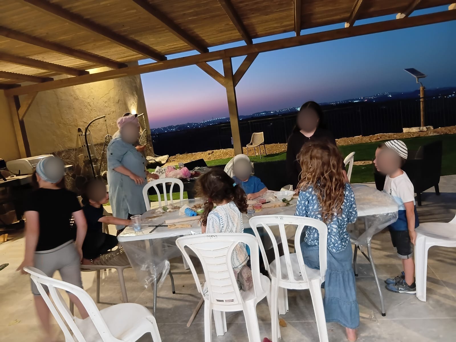 סדנת קרמיקה במרפסת ביתית בשעת שקיעה